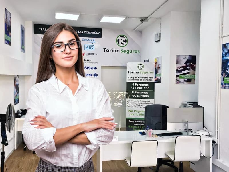 Asesora de Torino Seguros en su oficina