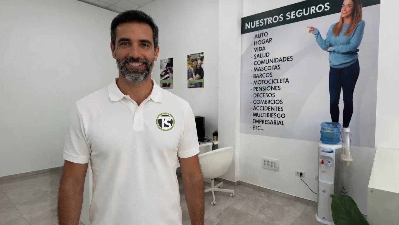 Asesora de Torino Seguros en su oficina